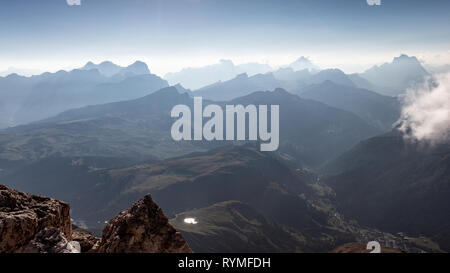 Profile der Dolomiten. Dolomiti. Panorama-Gipfel. Blick vom Sellamassiv. Italienische Alpen. Europa. Stockfoto