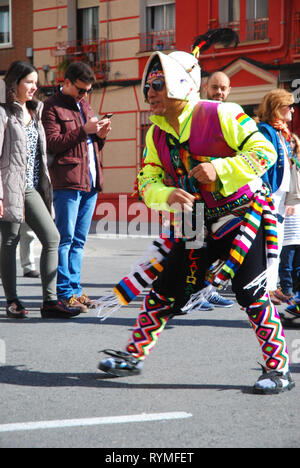 Madrid, Spanien, 2. März 2019: Faschingsumzug, Mitglied der bolivianischen Verein tanzen Stockfoto