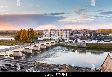 Amboise, Frankreich - 6. November 2016: Französische Landschaft mit alten Steinbrücke im Indre-et-Loire von der Loire entfernt Stockfoto