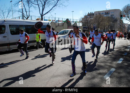 Madrid, Spanien, 2. März 2019: Faschingsumzug, Mitglieder der Fraternidad San Simon tanzen Stockfoto