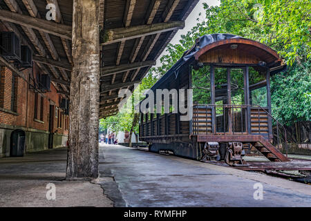 GUANGZHOU, China - 19. Oktober: Blick auf eine alte Bahnsteig Bahnhof am Redtory Kunst und Design Factory am 19. Oktober 2018 in Guangzhou Stockfoto