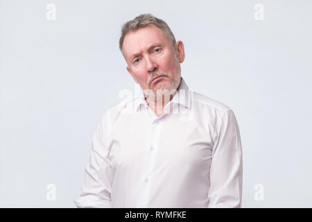 Alte älterer Mann im weißen Hemd mit schweren und traurigen Ausdruck. Stockfoto