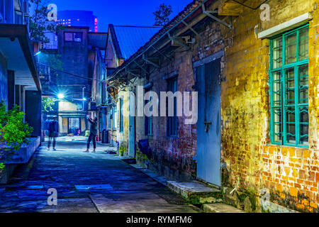 GUANGZHOU, China - Oktober 19: Dies ist eine Nacht Blick auf eine Gasse mit alten, verlassenen Gebäuden an Redtory Kunst und Design Factory am 19. Oktober Stockfoto