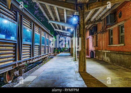 GUANGZHOU, China - 19. Oktober: Blick auf eine alte Bahnsteig nachts um Redtory Kunst und Design Factory am 19. Oktober 2018 in Guangzhou Stockfoto