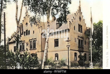 Parks in Sachsen, Gebäude in Freiberg (Sachsen), Straßenbeleuchtung in Sachsen 1907, Landkreis Mittelsachsen, Freiberg, Lindenhaus am Albertpark, Deutschland Stockfoto