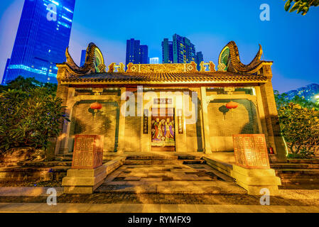 GUANGZHOU, China - Oktober 19: Dies ist eine Nacht auf einem kleinen buddhistischen Tempel Gebäude in einem Park in der Innenstadt am 19. Oktober 2018 in Guangzho Stockfoto