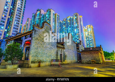 GUANGZHOU, China - Oktober 19: Dies ist eine Nacht auf einem buddhistischen Tempel Gebäude in der Innenstadt, am 19. Oktober 2018 in Guangzhou Stockfoto