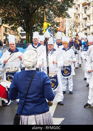 Köche Trommler drumming am Tamborrada, die Parade Trommel am Tag von San Sebastian, Schirmherr des Festes von San Sebastian gefeiert. Guipúzcoa, Spanien Stockfoto