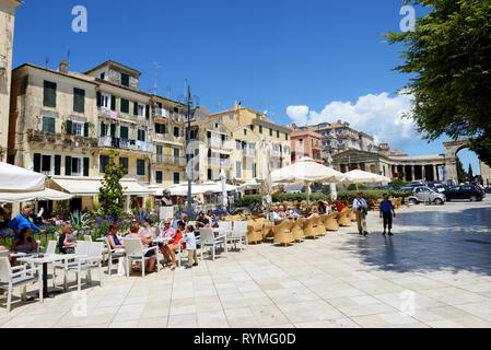 KERKYRA, GREEES - Mai 17: Die Touristen sind auf der Straße und in Cafés am 17. Mai 2016 in Korfu, Griechenland. Bis zu 16 Millionen Touristen erwartet, Sounds zu besuchen Stockfoto