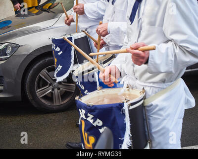 Köche Trommler drumming am Tamborrada, die Parade Trommel am Tag von San Sebastian, Schirmherr des Festes von San Sebastian gefeiert. Guipúzcoa, Spanien Stockfoto