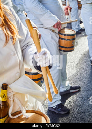 Köche Trommler drumming am Tamborrada, die Parade Trommel am Tag von San Sebastian, Schirmherr des Festes von San Sebastian gefeiert. Guipúzcoa, Spanien Stockfoto