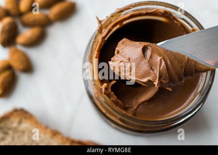 Raw Organic Almond Butter Creme im Glas zum Frühstück. Stockfoto