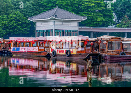 GUANGZHOU, China - 20. Oktober: Blick auf traditionelle chinesische Boote Liwan Lake Park, ein berühmter Park und beliebtes Reiseziel am 20. Oktober 2018 in Stockfoto