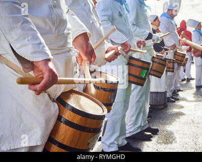 Köche Trommler drumming am Tamborrada, die Parade Trommel am Tag von San Sebastian, Schirmherr des Festes von San Sebastian gefeiert. Guipúzcoa, Spanien Stockfoto