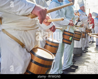 Köche Trommler drumming am Tamborrada, die Parade Trommel am Tag von San Sebastian, Schirmherr des Festes von San Sebastian gefeiert. Guipúzcoa, Spanien Stockfoto