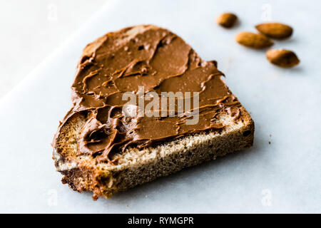 Raw Organic Almond Butter Creme mit Brot zum Frühstück. Stockfoto