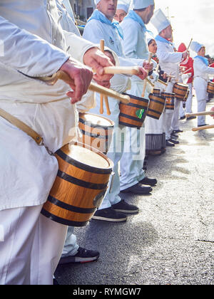 Köche Trommler drumming am Tamborrada, die Parade Trommel am Tag von San Sebastian, Schirmherr des Festes von San Sebastian gefeiert. Guipúzcoa, Spanien Stockfoto