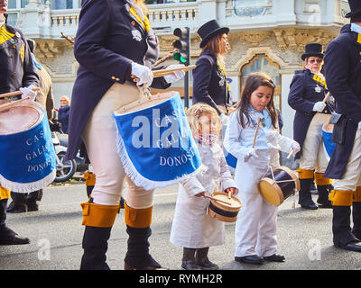 Soldaten und Köche Trommler drumming am Tamborrada, die Parade Trommel am Tag von San Sebastian, Schirmherr des Festes von San Sebastian gefeiert. Stockfoto