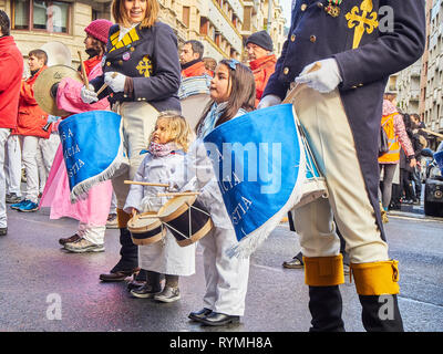 Soldaten und Köche Trommler drumming am Tamborrada, die Parade Trommel am Tag von San Sebastian, Schirmherr des Festes von San Sebastian gefeiert. Stockfoto