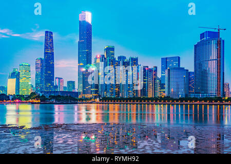 GUANGZHOU, China - 21. OKTOBER: Dies ist ein abendlicher Blick von der Guangzhou Skyline der Innenstadt entlang des Pearl River am 21. Oktober 2018 in Guangzhou Stockfoto