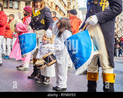 Soldaten und Köche Trommler drumming am Tamborrada, die Parade Trommel am Tag von San Sebastian, Schirmherr des Festes von San Sebastian gefeiert. Stockfoto