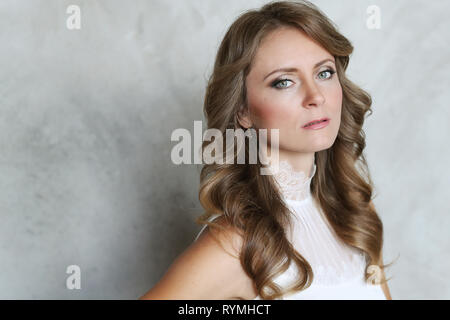 Blonde Frau zu Hause Stockfoto