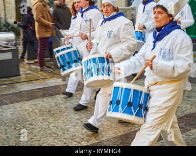 Köche Trommler drumming am Tamborrada, die Parade Trommel am Tag von San Sebastian, Schirmherr des Festes von San Sebastian gefeiert. Spanien. Stockfoto