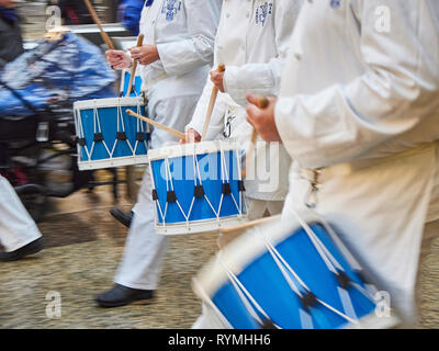 Köche Trommler drumming am Tamborrada, die Parade Trommel am Tag von San Sebastian, Schirmherr des Festes von San Sebastian gefeiert. Spanien. Stockfoto