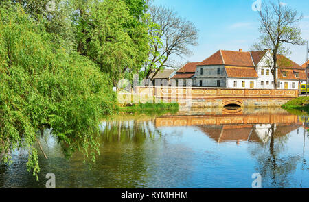 Die Steinerne Brücke am Fluss Aleksupite in der lettischen Stadt Kuldiga. Stockfoto