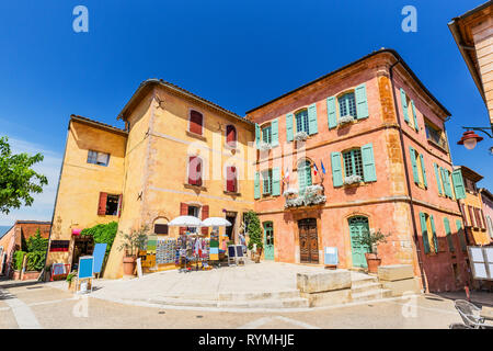 Provence, Frankreich. Traditionelle bunte Häuser in der Altstadt von Roussillon. Stockfoto