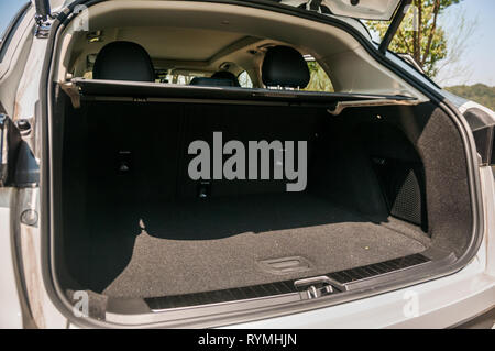 Innenaufnahmen eines Lynk&Co 01 PHEV Hyper Pro auf einem offiziellen Test Drive in Hangzhou. Dieses Bild zeigt die Boot (Trunk). Stockfoto