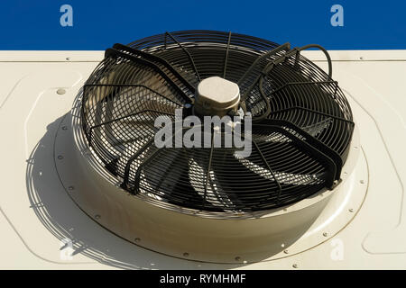 Industrielle Klimaanlage Ventilator hautnah. Große outdoor Klimaanlagen. Großer Lüfter Luftkompressor Stockfoto