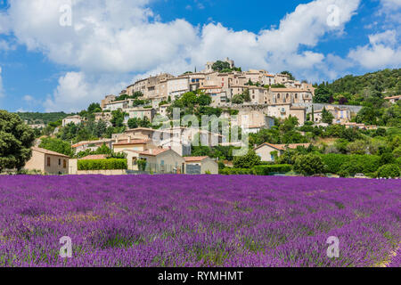 Simiane la Rotonde, Frankreich. Hilltop Dorf in der Provence mit Lavendelfelder. Stockfoto