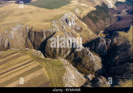 Luftaufnahme von einer tiefen Schlucht aus Kalkstein aus einer Drohne Stockfoto
