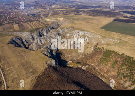 Luftaufnahme von einer tiefen Schlucht aus Kalkstein aus einer Drohne Stockfoto