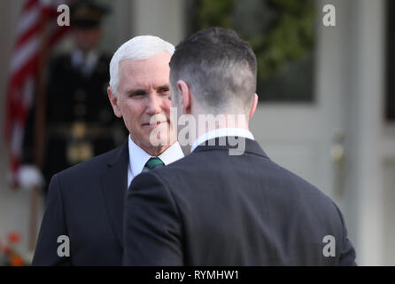 Matt Barrett (an der Rückseite der Kamera), der Partner der Taoiseach Leo Varadkar, Gespräche mit dem stellvertretenden US-Präsident Mike Pence auf der offiziellen Residenz des VP in Washington DC. Stockfoto