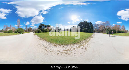 360 Grad Panorama Ansicht von Mailand, Italien - März 13, 2019 sonnige Frühling Morgen im Parco Sempione, Bäume und Gras wieder Ihre schöne grüne Farbe