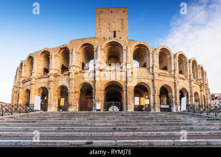 Provence, Frankreich. Das römische Amphitheater in der Altstadt von Arles. Stockfoto