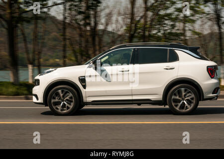 Verschieben von Aufnahmen eines Lynk&Co 01 PHEV Hyper fahren in Hangzhou Pro auf einem offiziellen Test Drive. Stockfoto