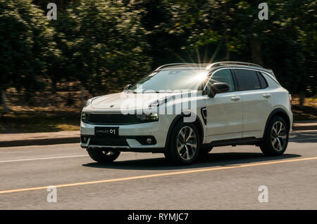 Verschieben von Aufnahmen eines Lynk&Co 01 PHEV Hyper fahren in Hangzhou Pro auf einem offiziellen Test Drive. Stockfoto