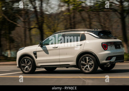 Verschieben von Aufnahmen eines Lynk&Co 01 PHEV Hyper fahren in Hangzhou Pro auf einem offiziellen Test Drive. Stockfoto