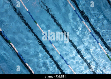 Wasser Wellen auf blau gefliesten olympisches Schwimmbad Hintergrund. Ansicht von oben Stockfoto