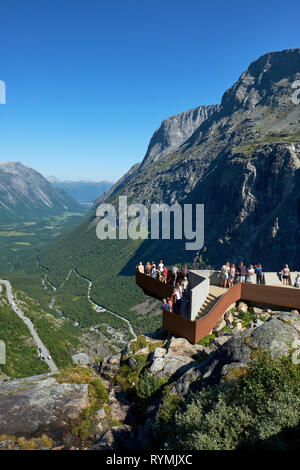 Touristen genießen den Trollstigen Aussichtspunkt am Geiranger-Trollstigen National Scenic Route in Norwegen - Architekt: Reiulf Ramstad Arkitekter als Stockfoto