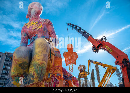 Valencia, Spanien; 9. März 2019: Montage der Falla der Plaza del Ayuntamiento an der Fallas de Valencia. Traditionelle mittelalterliche Fest. Bunte Stockfoto