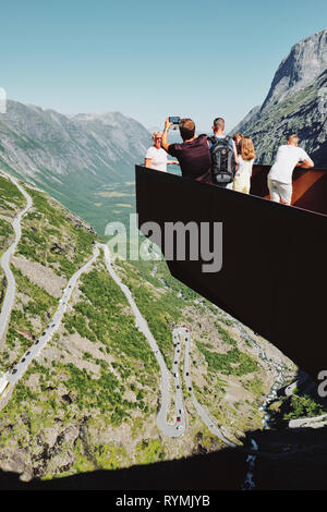 Touristen fotografieren auf den Trollstigen Aussichtspunkt am Geiranger-Trollstigen National Scenic Route in Norwegen - Architekt: Reiulf Ramstad Stockfoto