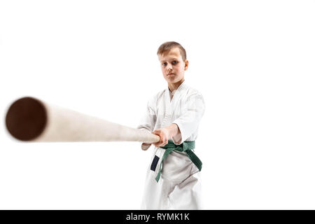 Jugendlich junge Kampf mit holzschwert an Aikido Training in Martial Arts School. Gesunder Lebensstil und Sport Konzept. Fightrer in weißen Kimono auf weißem Hintergrund. Karate Mann in Uniform. Stockfoto
