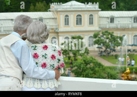 Portrait von niedlichen Schönes glückliches junges Paar im Freien Stockfoto