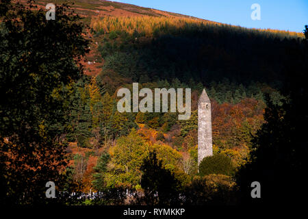 Der runde Turm in Glendalough in der Grafschaft Wicklow Stockfoto