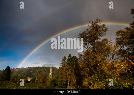 Regenbogen bei Glendalough über runde Turm der Grafschaft Wicklow Stockfoto