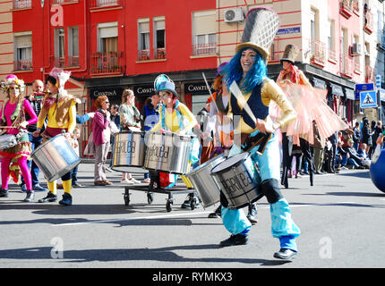 Madrid, Spanien, 2. März 2019: Faschingsumzug, Mitglieder der Tabarilea Percusion spielen und Tanzen Stockfoto